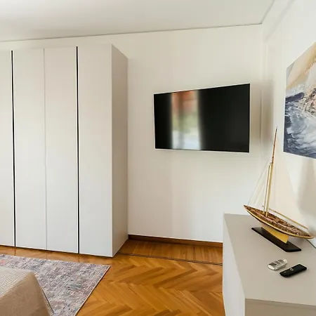 Torre D'avorio: Renovated With Terrace Near Center Apartment *